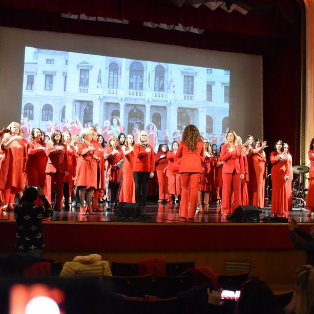 Sanremo: &quot;Yallah, forza muoviti!&quot;, al Centrale un flashmob per dire no alla violenza sulle donne (Foto e Video)