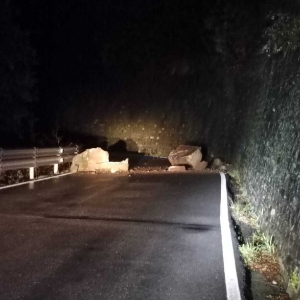 Molini di Triora: frana sulla Provinciale 548, massi sulla strada all’altezza del bivio per Glori