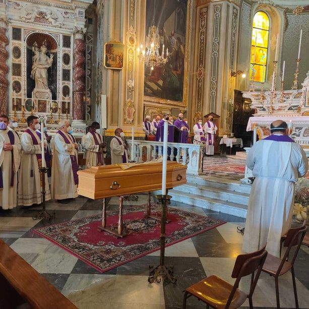 Diano Castello, folla di fedeli al funerale di don Bayeya. Il vescovo Borghetti: “Ci siamo rallegrati alla tua luce che rimarrà su questa terra” (foto e video)