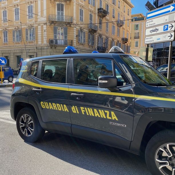 Bordighera: la Guardia di Finanza sequestra auto di lusso, moto di grossa cilindrata e quote societarie ad un evasore fiscale