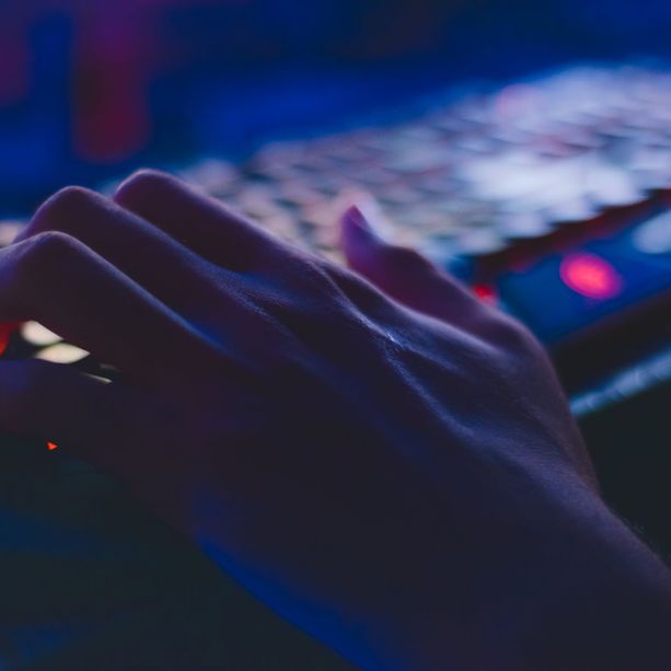 Caso di 'Revenge porn' a Ventimiglia: si fa mandare foto e video hot da una minorenne e poi la ricatta, indagato dalla Polizia