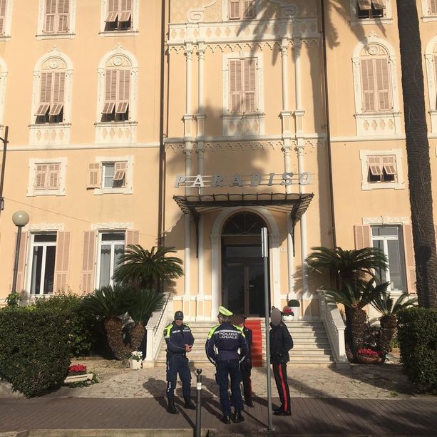 Diano Marina: anziano positivo al tampone, intervista a uno degli ospiti &quot;Fatte passeggiate in spiaggia, mai andati in locali, solo un caffè al bar&quot; (Video)