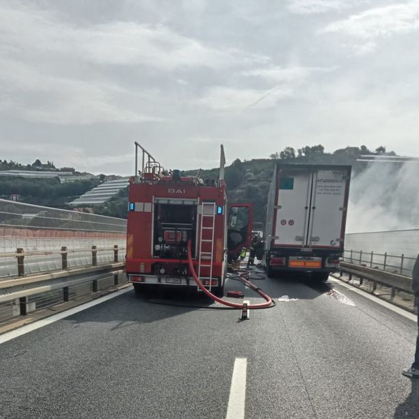 Vallecrosia: mezzo pesante prende fuoco sulla A10, soccorsi in atto e autostrada chiusa in entrambi i sensi (Foto e Video)