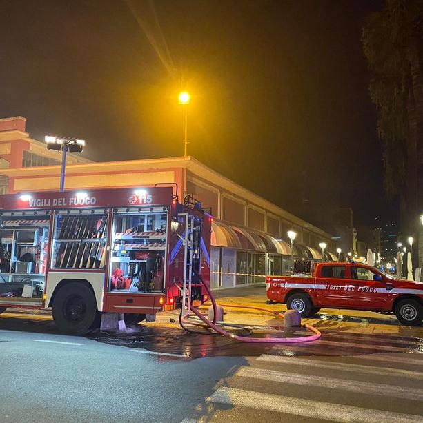 Ventimiglia: vasto incendio all'interno del mercato, alta colonna di fumo nero e intervento dei Vvf (Foto e Video)