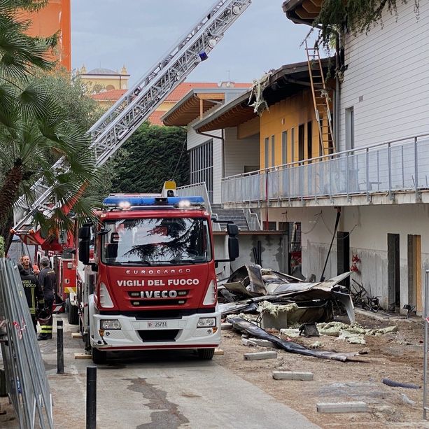 Bordighera: Vigili del Fuoco al lavoro tutta la notte all'asilo di via Napoli, l'intervento andrà ancora avanti (Foto e Video)