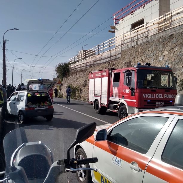 Sanremo: perde il controllo dell'auto e fa volare scooter fuori strada, grave una donna (foto)