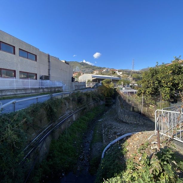 Incendio alla Marr di Taggia: rischio inquinamento nel rio a lato dello stabilimento, serviranno analisi