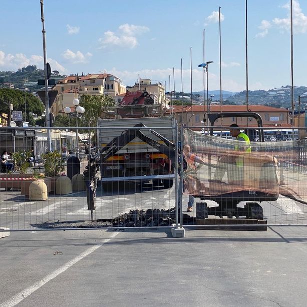 Sanremo: salta la fogna a porto vecchio, si lavora per riaprire corso Nazario Sauro in giornata