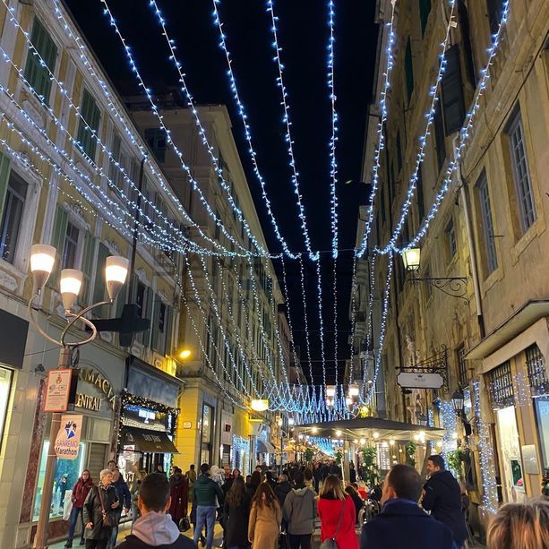 70° Festival di Sanremo: nella notte l’installazione della luminaria con il testo di “Nel blu dipinto di blu” in via Matteotti. Giovedì sera l'accensione