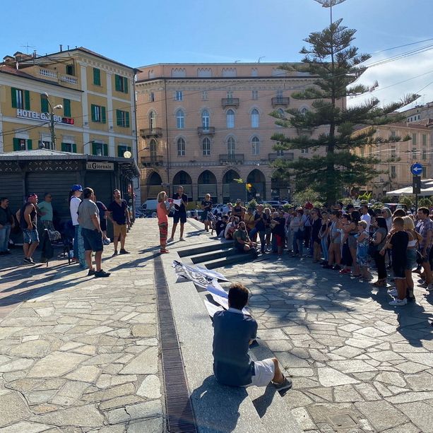 Sanremo: anche oggi 'flop' della manifestazione, i 'no green pass' si scagliano contro i giornalisti (Foto)