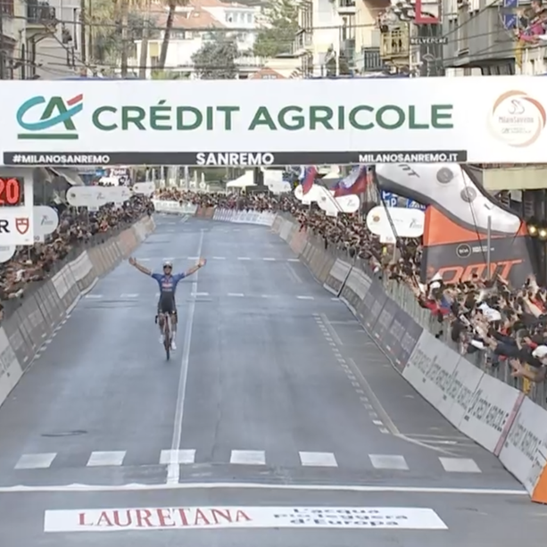 Mathieu Van der Poel se ne va sul Poggio e vince la 114ª edizione della Milano-Sanremo