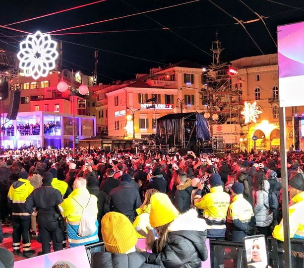 Festival di Sanremo 2023: giovani e meno giovani entusiasti per i concerti in piazza Colombo (Video)