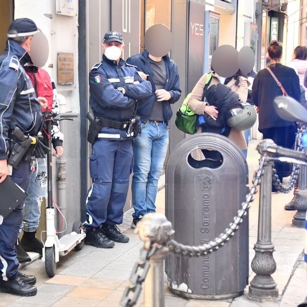 Sanremo: monopattino multato per essere passato con il rosso in via Feraldi, controlli più serrati della Municipale (Foto)