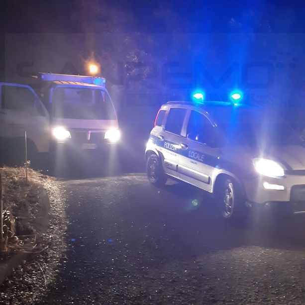 Sanremo: rompe la coppa dell'olio ma si allontana senza segnalarlo, un scooter scivola e finisce a terra (Foto)