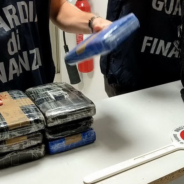 Traffico di droga sgominato dalla Finanza: la banda aveva quattro sedi, ecco quali erano i ruoli dei componenti