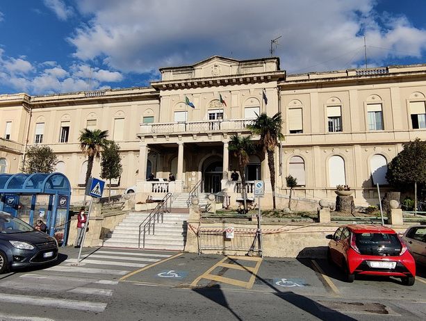 Sanremo: donna rapinata di fronte all'ospedale 'Borea', rubato un orologio di valore ed è caccia all'uomo