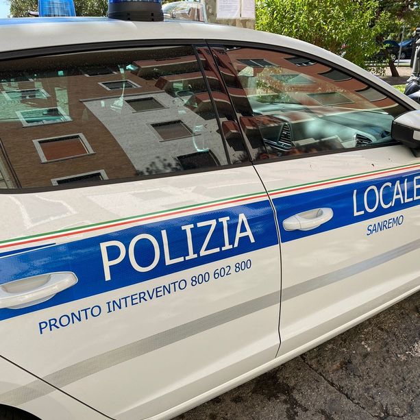 Sanremo: cane abbandonato in mezzo ai rifiuti e ai topi in campagna, due denunce della Municipale