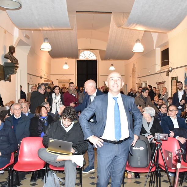 Presentazione di Alessandro Mager: critiche all'Amministrazione, musi lunghi da 'Sanremo al Centro'