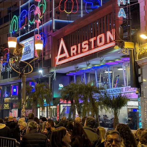Sanremo: migliaia di persone in città per il Festival, l’onda lunga ora si estende anche alla domenica post finale