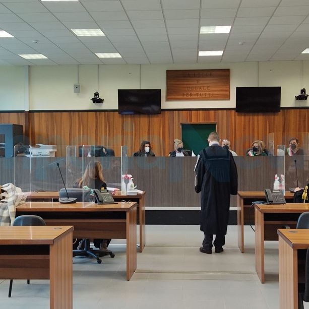 Diano Marina, vede il figlio fumare una sigaretta e gli tira un pugno: per la Procura il 59enne alla sbarra va condannato a 3 mesi di carcere