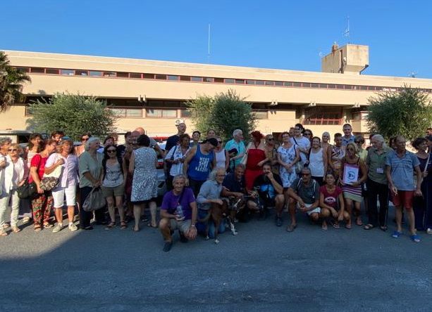 Taggia: una cinquantina di cittadini protestano contro l'ingresso del socio privato in Rivieracqua (Video)