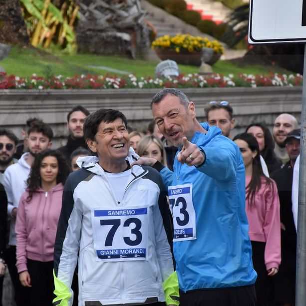 Sanremo: registrato lo spot 'finale' del Festival 2023, Amadeus e Gianni Morandi attorniati dai fan sotto il Casinò (Foto e Video)