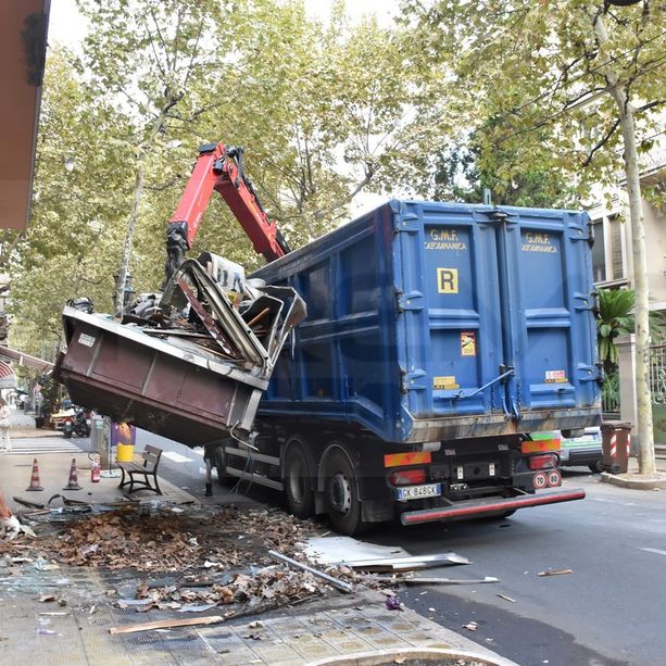 Sanremo: se ne va un altro pezzo di storia, rimossa l'edicola di corso Garibaldi (Foto e Video)