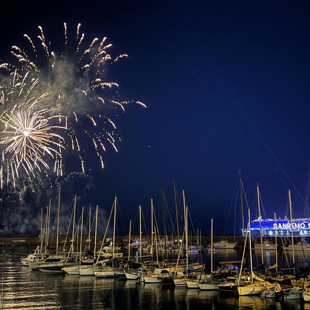 Sanremo: lo spettacolo dei fuochi 'musicali' dà il via alla settimana del Festival (Foto e Video) (foto)