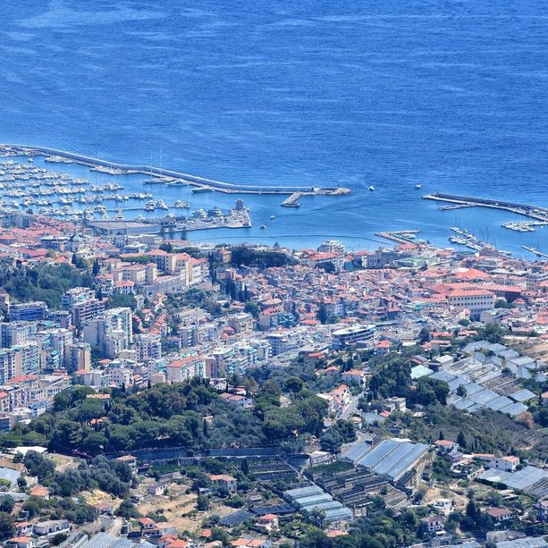 Sanremo: la minoranza chiede risposte sul turismo, l’amministrazione ribatte con i numeri (video)