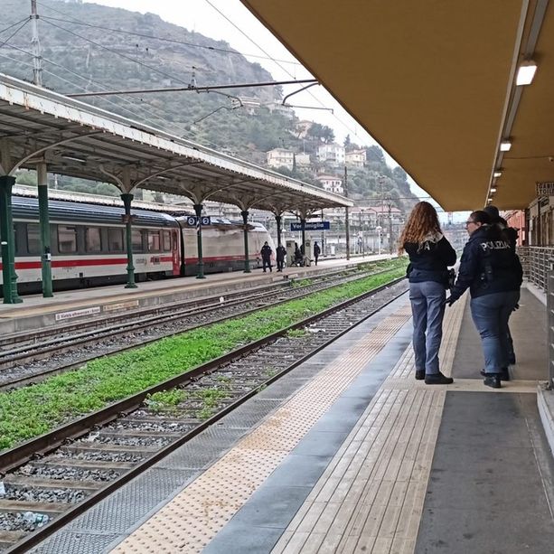 Ventimiglia: sgomberati i migranti sotto il cavalcavia di San Secondo, blitz delle forze dell'ordine (Foto e Video)
