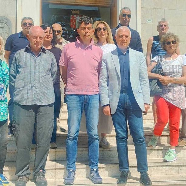 Imperia, atti negati all'opposizione: sit-in di protesta davanti a Palazzo civico. Zarbano: “Faremo ricorso” (video)
