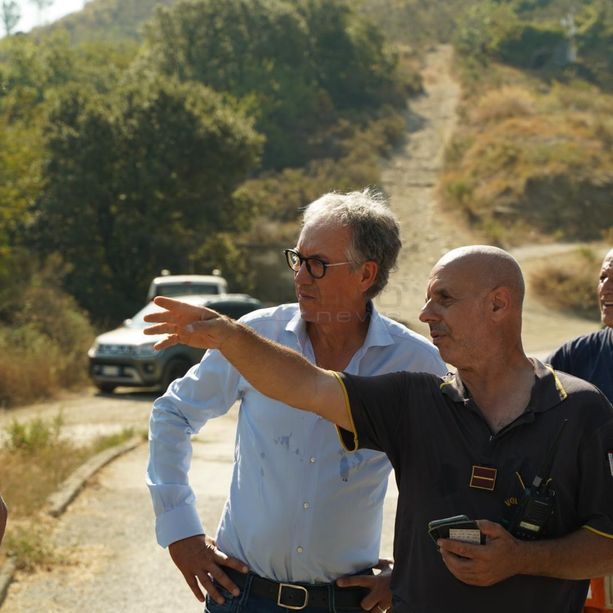 Bruciano le colline sopra Sanremo, il sindaco Biancheri a Verezzo: “Ora fa paura la zona di Bignone” (video)