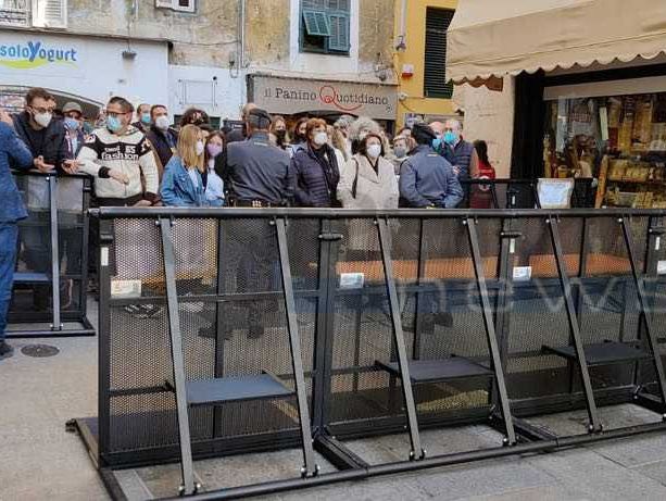 Sanremo: varchi chiusi intorno al Teatro Ariston, ingressi scaglionati e commercianti arrabbiati