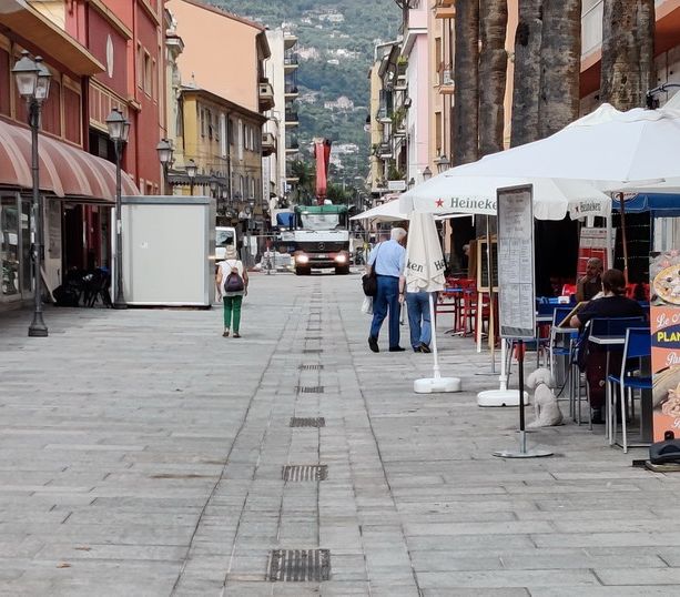 Ventimiglia: si svolgerà il 30 settembre il primo Consiglio post crisi, quasi terminata la pedonalizzazione di via Aprosio (Foto)