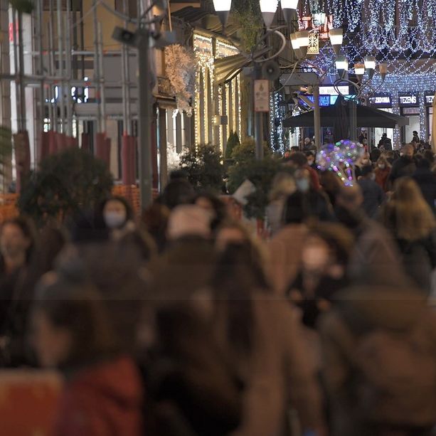Il Covid cresce all'estero e crollano le prenotazioni dei turisti stranieri nel ponente: per ora ci 'salvano' gli italiani