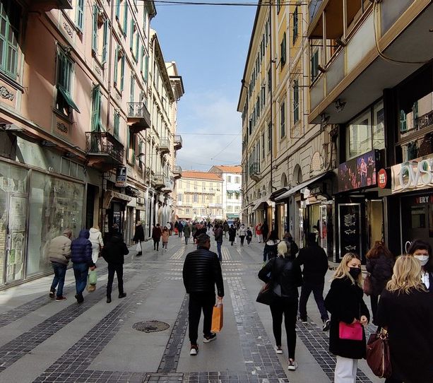 Sanremo: nessuna inaugurazione ma per il Festival è terminata la nuova pavimentazione di via Matteotti (Foto)