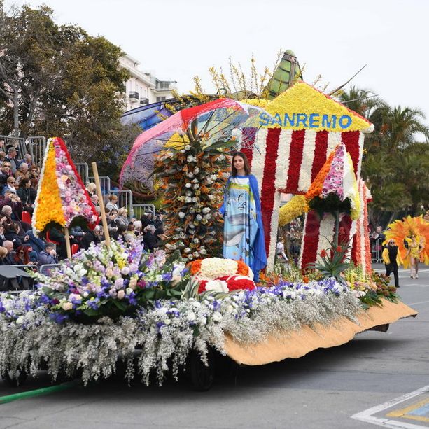 Al 'Corso fiorito' di Sanremo il carro di Mentone con 900 kg di arance e 600 di limoni, verranno poi donati alla Caritas