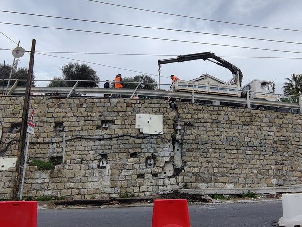 Sanremo: a La Vesca la collina si muove verso il mare otto centimetri all’anno, sull’asse Comune-Regione c’è un piano da 5 milioni per fermare il terreno (Video)
