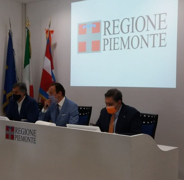 Piemonte e Liguria vaccineranno i turisti in vacanza: Cirio e Toti firmano un accordo bilaterale per l'estate (foto e video)