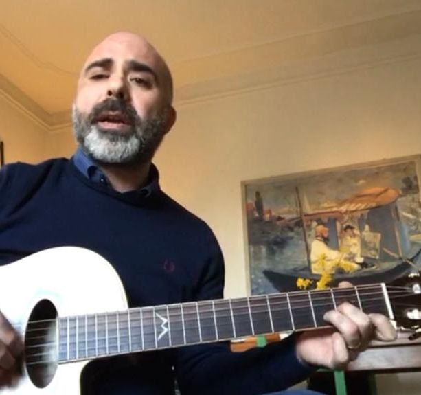 Coronavirus, la cover &quot;virale&quot; di Attilio Gennaro, che rivisita &quot;un giudice&quot; di De Andrè adesso diventato &quot;Un untore&quot; (Video)