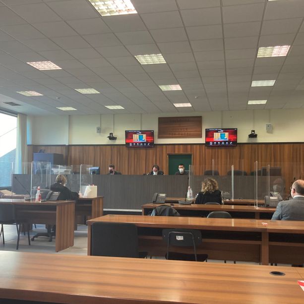 Imperia, non accetta la fine della relazione e distrugge a sprangate l'auto dell'ex fidanzato: 37enne albanese finisce a processo