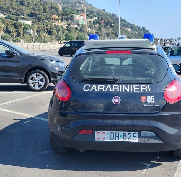 Rapinano con calci e pugni un giovane di San Lorenzo al Mare: in manette due quarantenni