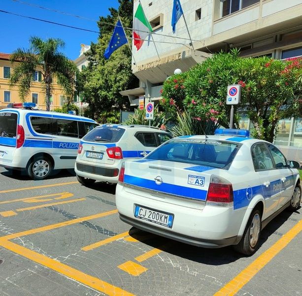 Bando per il nuovo comandante dei vigili di Diano Marina, bastano 2 anni di anzianità. Bellacicco: “I giochi di prestigio con noi non attaccano”