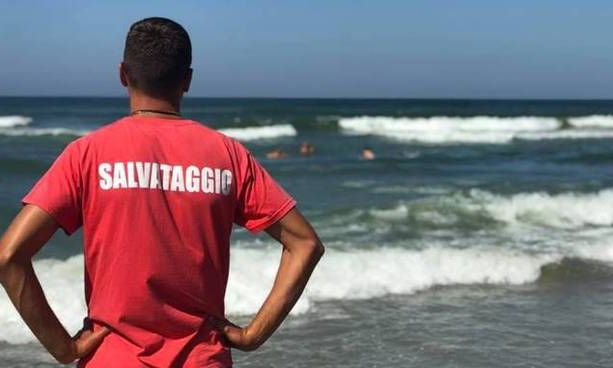 Imperia, bagnino salva una 82enne al 'Piccolo lido', la storia commuove i social: &quot;Grazie per non aver mai mollato&quot;