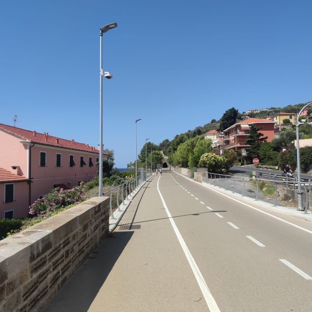 Paura al Prino di Imperia, auto a forte velocità imbocca la ciclabile