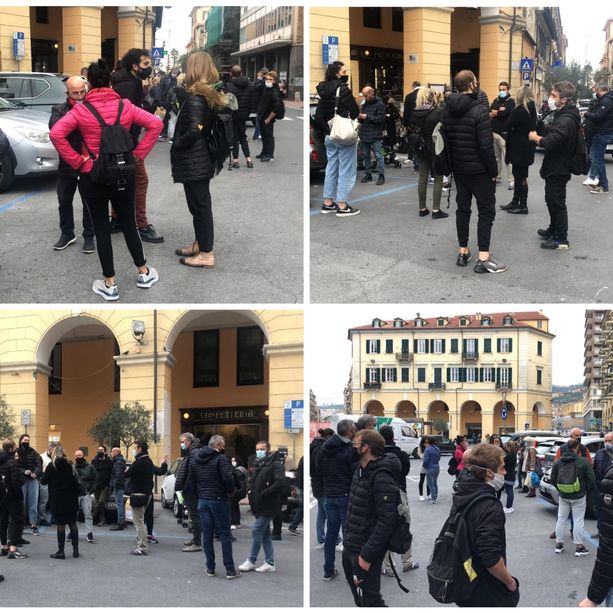 Coronavirus, Imperia, sit-in in piazza Dante del mondo della ristorazione contro l'ultimo Dpcm: &quot;Siamo stanchi. Dove è lo Stato? Non è possibile andare avanti nell'incertezza&quot; (Foto)