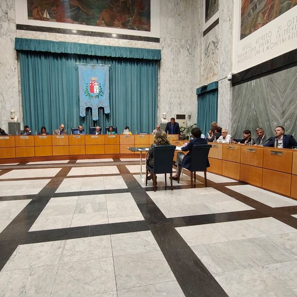Consiglio comunale a Imperia, giro di vite sui rifiuti: in arrivo l'ispettore ambientale