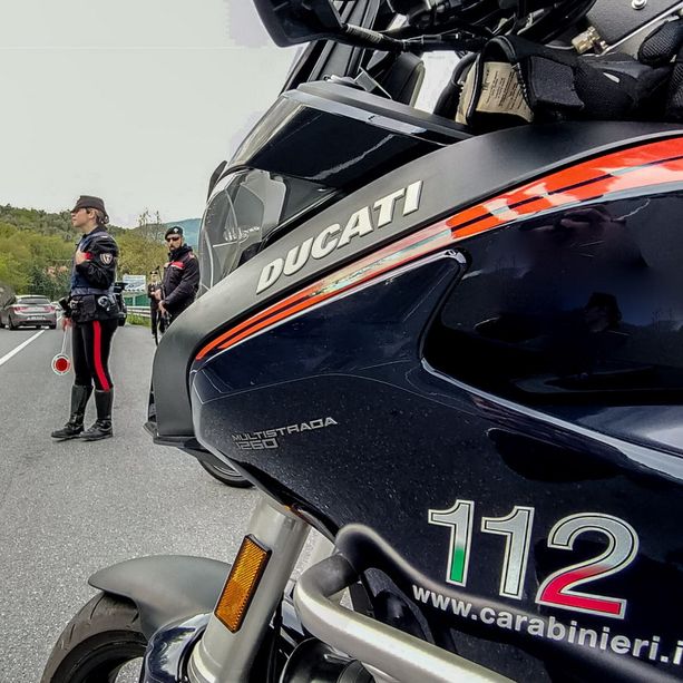 Finisce fuori strada con la moto a Vessalico, muore 26enne