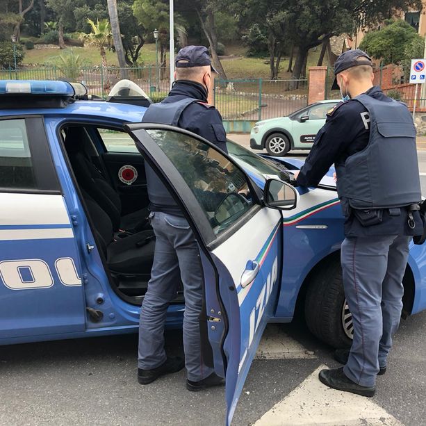 Imperia, peruviano ubriaco tira una testata al poliziotto durante i controlli: il giudice convalida l'arresto