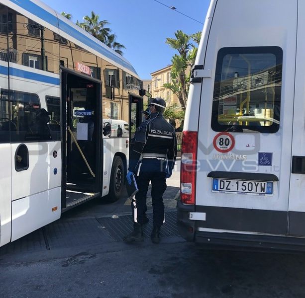 Aggressioni agli autisti Rt e atti di vandalismo, a Imperia sugli autobus arrivano i vigili urbani. Gagliano: “Presto un incontro con l’azienda”